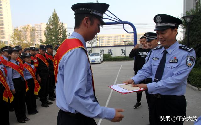【我在岗位上】喜迎国庆 大荔公安送奖下基层49名民警受到嘉奖