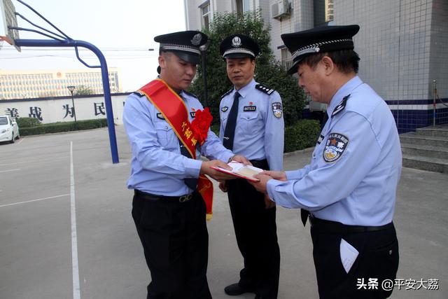 【我在岗位上】喜迎国庆 大荔公安送奖下基层49名民警受到嘉奖