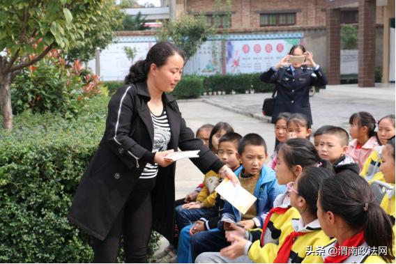 大荔县普法宣传志愿者在段家小学开展送法进校园活动（图）