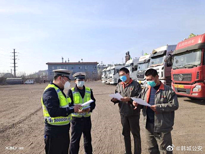 3月18日，韩城公安交警大队宣传员进入部分企业、村庄开展交通安全宣传活动。